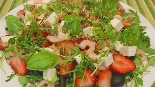 Салат с клубникой, креветками, маслинами и фетой смотреть онлайн