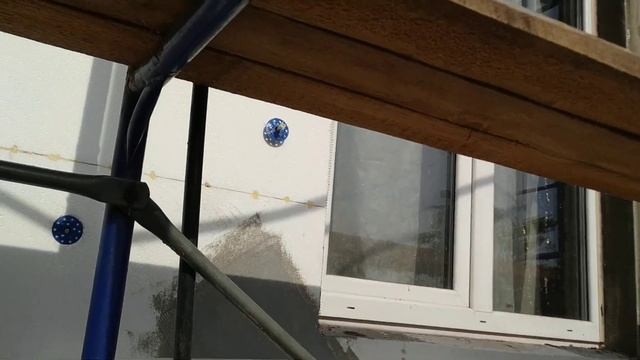 Как самому без помощника сделать базовый армирующий слой на фасаде дома, втапливание сетки в клей смотреть онлайн