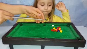 Детский Бильярд с мамой Весёлое видео для детей с настольной развлекательной игрой
