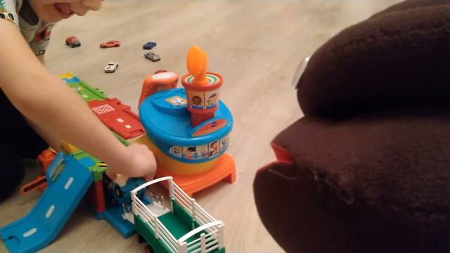 Мальчик играет в аэропорт и полицейский участок смотреть онлайн