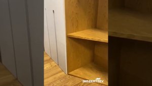 Угловой длинный шкаф в прихожую во всю стену и открытый стеллаж с подсветкой