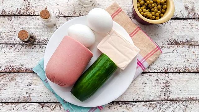 Салат с плавленным сыром и колбасой смотреть онлайн