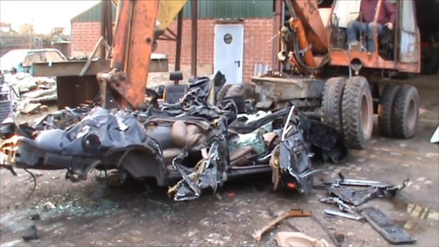 Ford Scorpio crushed by old excavator смотреть онлайн