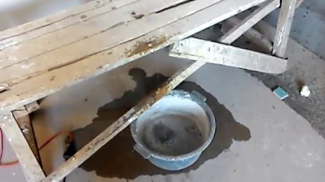 Просверлил отверстие в потолке