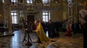 чтение молитвы на коленях перед иконой Божией Матери «Миропросительница» о даровании мира всему мир