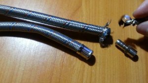 Прорвало шланг гибкой подводки.