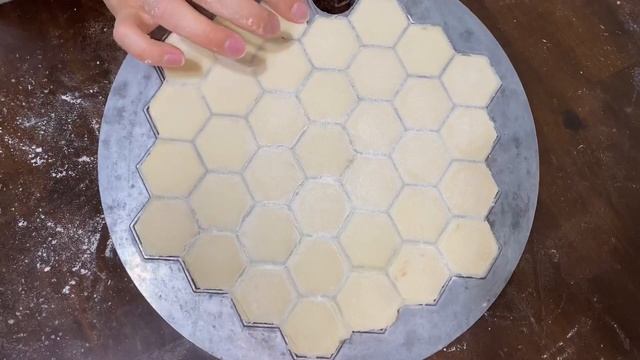 Как использовать пельменицу! Форма для пельменей и вареников! Лепка пельменей и вареников!