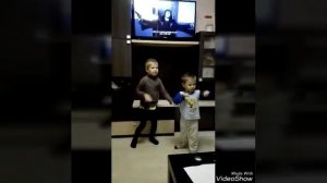 Черный пистолет#танцы#дети#смотреть мелкого#рветтанцпол#ребенокжжет#ребеноктанцует#шоу#братья#кузьм