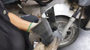 Honda Benly 110 motorcycle headlight bulb replacement (Too easy)