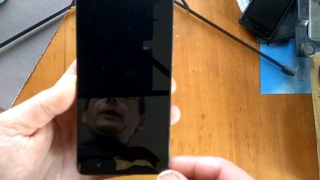 Подсвечиваются кнопки навигации при выключенном смартфоне.