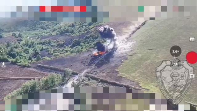 Предположительно, на видео попытка прорыва украинского бронеавтомобиля MaxxPro через минное поле