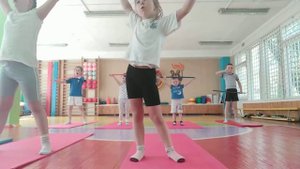 2. Основная часть. Зарядка с гимнастической палкой для основных групп мышц и позвоночника.