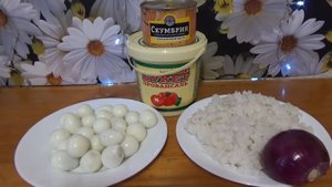 Три дня до зарплаты. Консервированная скумбрия с рисом, яйцами и луком.