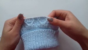 Вязание. Красивая шапка спицами. Шапка узором "Ромбы из снятых петель". Вязание спицами.