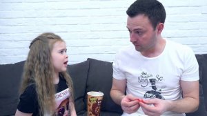 ПРЯТКИ ОТ СТРАШНОГО КЛОУНА В 12 ЧАСОВ НОЧИ ! Лера Бу