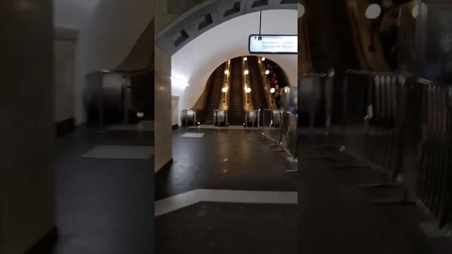 Московское метро Бауманская Мозаика Скульптуры Барельефы Ленин и история Как к этому относиться