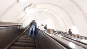 Москва 516 выход и переход с радиальной станции метро октябрьская на кольцевую линию осенью днем