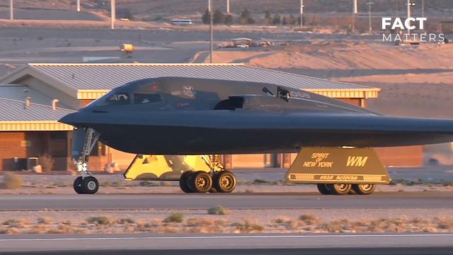 U.S. Air Force B-2 Spirit Stealth Bomber Takes Off at Full Speed смотреть онлайн