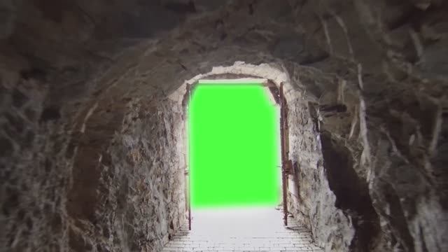 Футаж на зеленом фоне в 4к. Выход из пещеры хромакей. Убирание зеленого фона. Видео переход.
