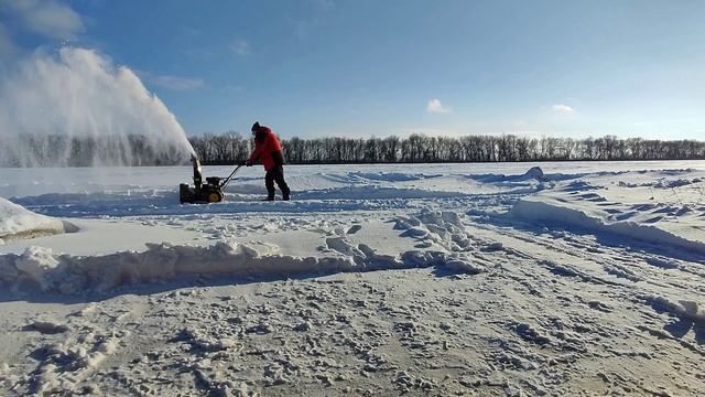 Процесс уборки снега с помощью снегоуборщика Huter 6.5 (он же Huter 4100) смотреть онлайн