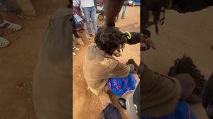 Уличный парикмахер в Африке