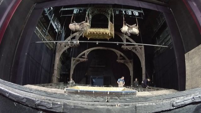 КАК ПОЯВЛЯЮТСЯ ДЕКОРАЦИИ НА ПУСТОЙ СЦЕНЕ. МОНТАЖ ДЕКОРАЦИЙ В ТЕАТРЕ. смотреть онлайн