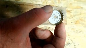 "Крутое" приспособление из пивных крышек