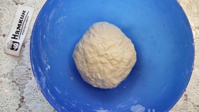 Домашняя дрожжевая пицца с курицей, аджикой и сыром