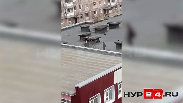 Дети на крыше детского сада. Новый Уренгой смотреть онлайн