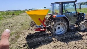 Основное внесение удобрений в почву,перед посадкой клубники.