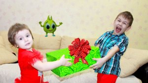 Дети НЕ МОГУТ поделить палочки РУЗИК! Что придумал Хелпик для Ромы?