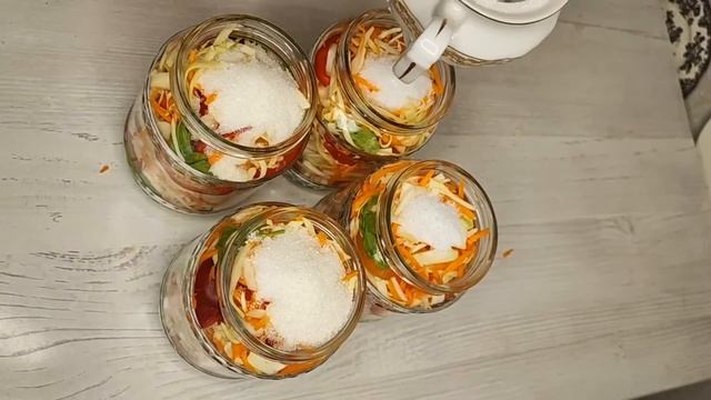 ПРОСТО ЗАЛИВАЮ КИПЯТКОМ. Закрываю по 50 банок! Невероятно Вкусный Рецепт с ПОМИДОРАМИ и Капустой!