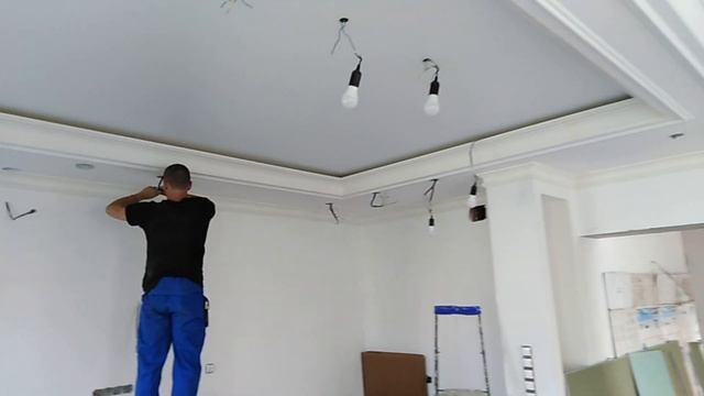 Точечные светильники в гипсовом потолке.