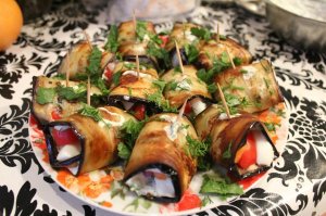 Приготовила жареные баклажаны с помидорами  и зеленью