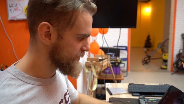 ПОДАРИЛИ НОУТБУК МАМЕ ДВОИХ ДЕТЕЙ - НОВОГОДНЕЕ ЧУДО 2020 смотреть онлайн