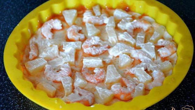 Пицца с ананасом и креветками