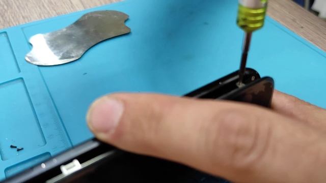 Пятна после замены дисплея на Iphone 7, 7+, 8, 8+. Устранение с помощью малярного скотча. смотреть онлайн