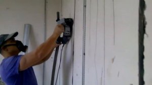 Нанесение насечек на стену перед оштукатуриванием
