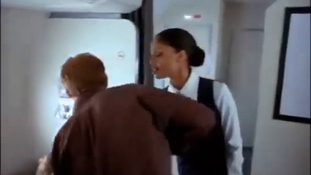 СТЮАРДЕССА СХВАТМЛА МУЖИКА ЗА ЯИЧКИ И ЧУТЬ НЕ ОТОРВАЛА ИХ смотреть онлайн