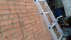 Провод СИП по-фасаду здания. Крепеж в стену.
