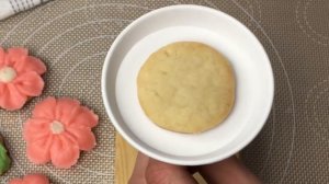 Mini leaf and flower cookie piping tutorial - Easy spring cookies bouquet