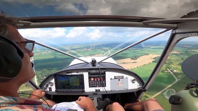 Aircraft arrival at Oshkosh 2021: Landing on the green dot смотреть онлайн