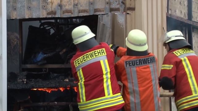 [Riesige Rauchwolke + DURCHZÜNDUNG] Lagerhalle in Wohngebiet Quakenbrück im Vollbrand! смотреть онлайн