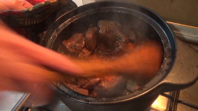 Тушеная говядина с овощами - нежная и очень ароматная.