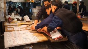 Рыбный рынок в Токио: разделка и продажа тунцов. 築地市場, Tsukiji Shijō
