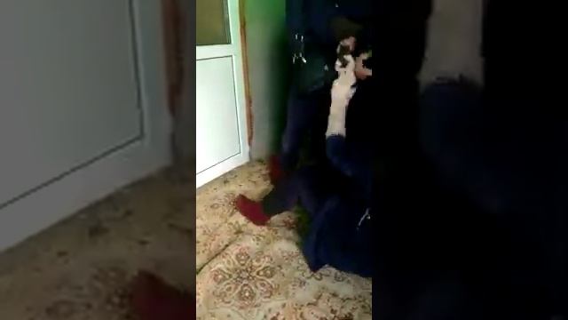 Муж привел вторую жену а старшая ее бьет???