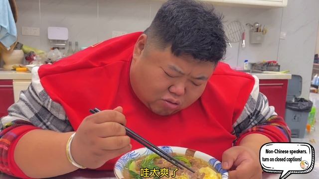 方便面吃出新高度，猴哥还原“红烧牛肉面”，加料大块牛肉太香了！【胖猴仔】