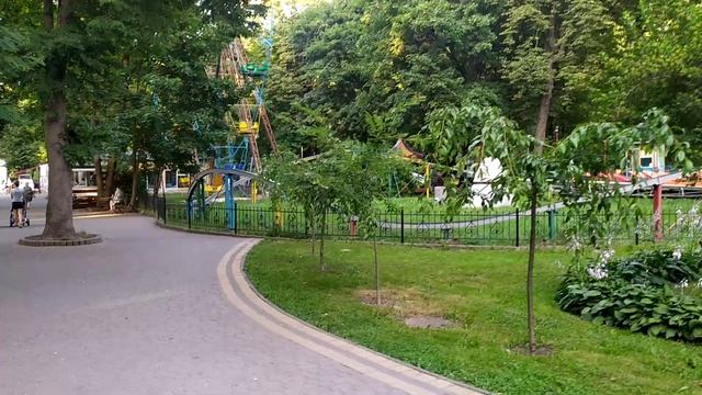 Івано-Франківськ парк імені Тараса Шевченка, фонтан, слони і трохи Японії
