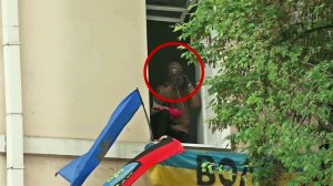 В интернет попали кадры из Киева, на которых челов...лится из гранатомета в участников шествия 9 мая