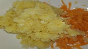 Печеночные котлеты с овощами на сковороде